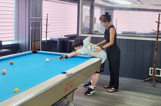 민준이는 전북체육회 ‘월드스타 프로그램’에 선발돼 선수활동에 필요한 여러 지원을 받고 있다. 이 프로그램의 일환으로 두 달에 한번 서울로 올라와 김가영 선수에게 지도받는다. (사진=민준 아빠 김택균 씨)