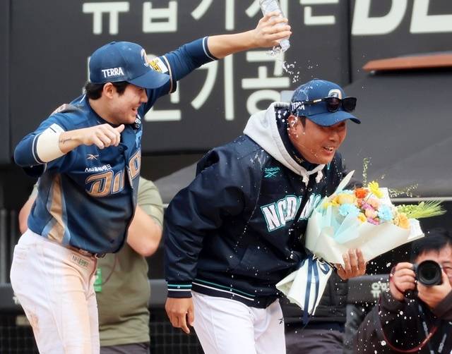 23일 KIA전이 끝난 뒤 이호준 감독이 박민우로부터 사령탑 첫 승 축하를 받고있다. 사진=연합뉴스