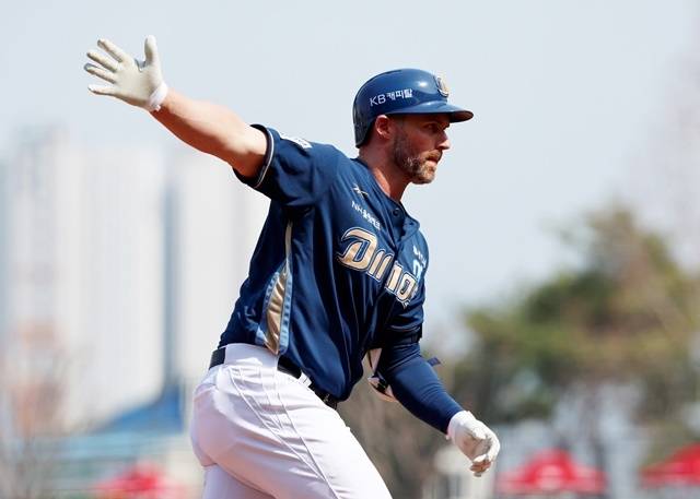데이비슨이 23일 KIA전에서 홈런을 친 뒤 기뻐하고 있다. 사진=연합뉴스