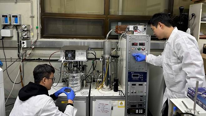 한국원자력연구원이 SFR 핵연료 피복관을 보호하는 펄스-역전류 방식의 코팅 기술을 개발했다. 사진은 연구팀이 기기를 작동하는 모습. /사진=한국원자력연구원