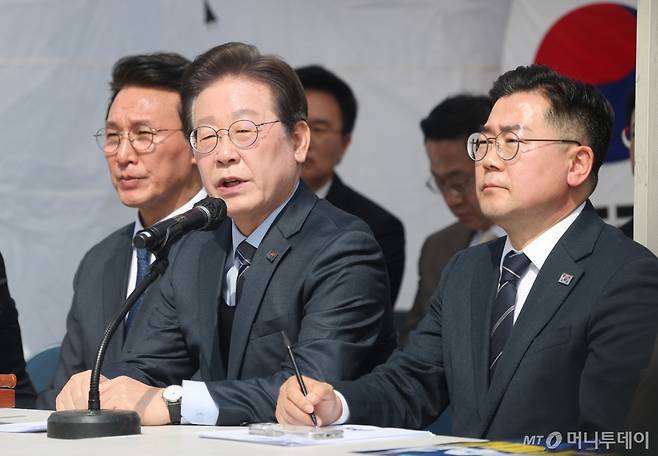 [서울=뉴시스] 김명년 기자 = 이재명 더불어민주당 대표가 24일 오전 서울 광화문 천막당사에서 열린 최고위원회의에 참석해 모두발언을 하고 있다.(공동취재) 2025.03.24.