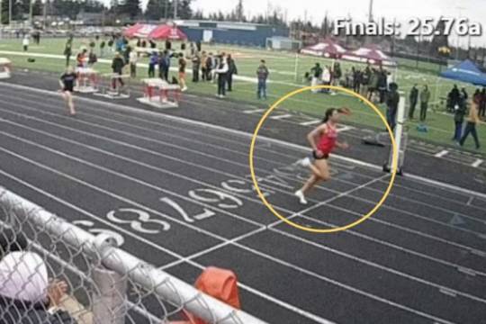 미국의 한 여자 고교생 육상 경기에서 트랜스젠더 선수가 압도적인 기록으로 우승해 논란의 중심에 섰다. 그는 200m 종목에서 2위 선수보다 무려 10초가량 앞서 결승선을 통과했다. 영국 데일리메일 캡처