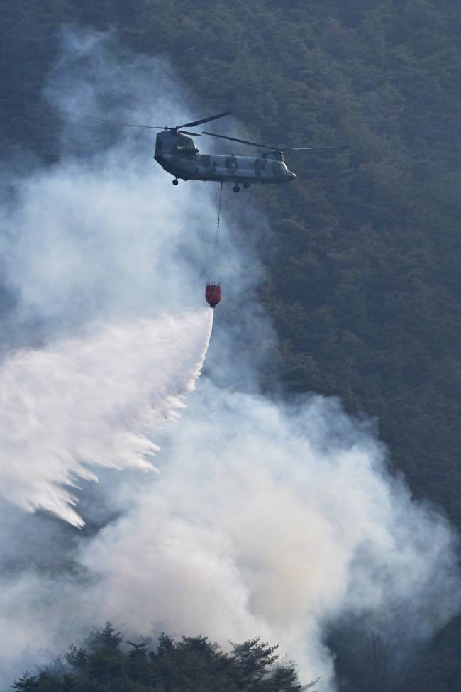 군용헬기 ‘악전고투’ 24일 오전 경남 산청군 산불 진화에 투입된 군용 헬기가 진화작업을 펼치고 있다. 뉴시스