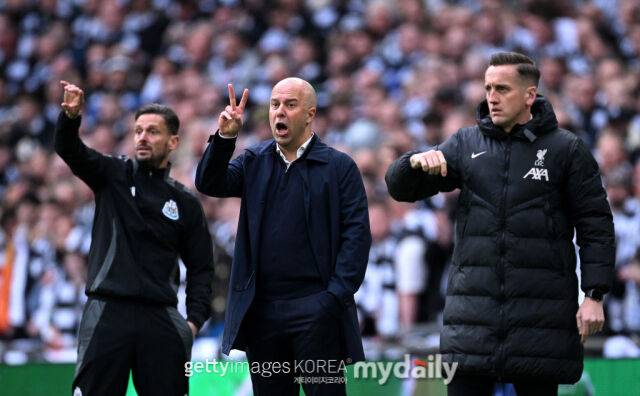 이번 시즌이 끝나면 리버풀은 핵심 선수 3명을 포함해 최대 12명이 팀이 떠날 수도 있다고 한다. 아르넷 슬롯 감독이 골머리를 앓고 있다./게티이미지코리아