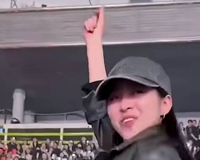 걸그룹 'ITZY'의 류진이 '위플래쉬' 곡에 맞춰 웨이브를 추고 있다. / 유튜브 직찍 캡처