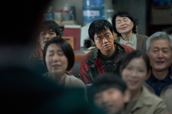 성범죄 전과자 ‘권양래’(신민재 분)가 민찬의 교회에 나타난다.  이 교회에 다니는 여중생 ‘아영’이 그의 범죄 타겟이 된다. [넷플릭스 제공]