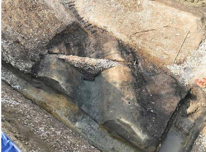 [서울=뉴시스]김해 봉황동 유적 ‘가’구역 10피트 전경(유기물층 및 2중 구상유구 (사진=국가유산청 제공) 2025.03.24. photo@newsis.com *재판매 및 DB 금지