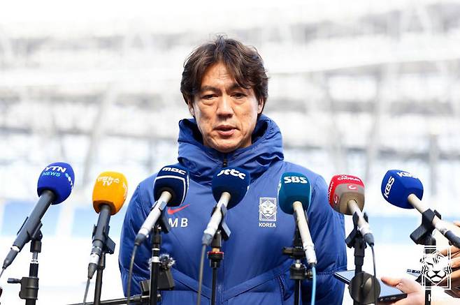 [서울=뉴시스] 이영환 기자 = 홍명보 축구대표팀 감독이 지난 22일 용인미르스타디움에서 요르단과의 경기를 앞두고 진행되는 훈련에 앞서 취재진과 인터뷰를 하고 있다. (사진=대한축구협회 제공) 2025.03.22. photo@newsis.com *재판매 및 DB 금지