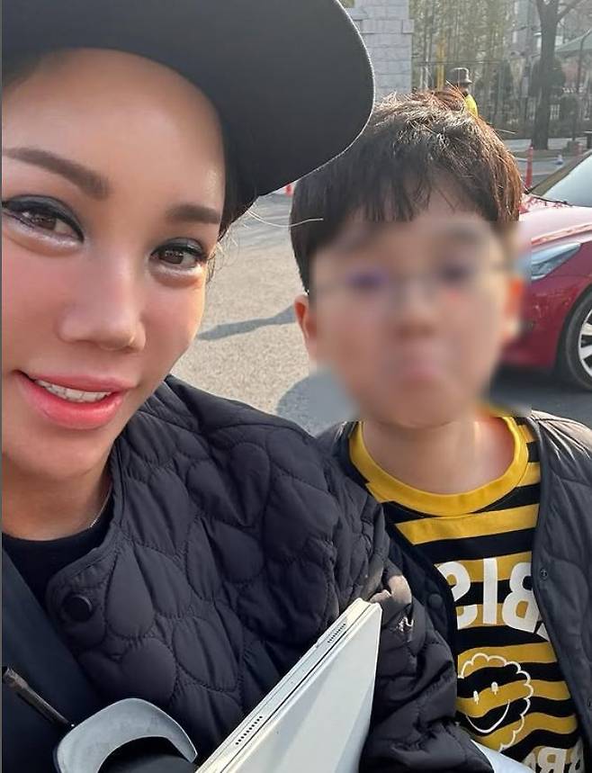 [서울=뉴시스] 김송과 아들 강선 군의 모습. (사진=김송 인스타그램 캡처) 2025.03.24. photo@newsis.com  *재판매 및 DB 금지
