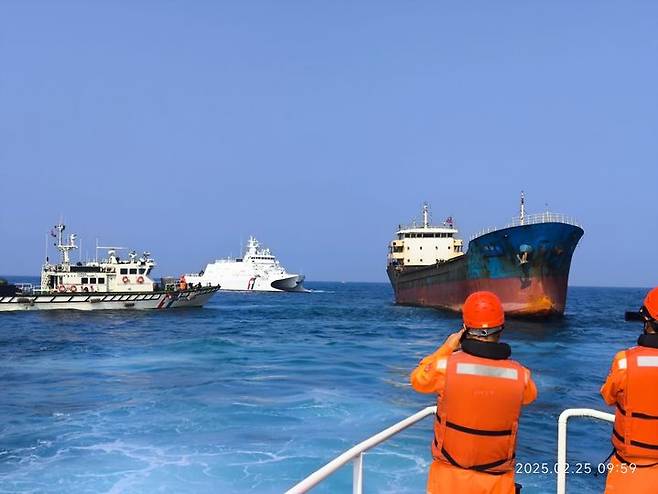 [서울=뉴시스]﻿﻿최근 대만해와 발트해에서 발생한 해저케이블 절단 사건의 배후가 중국이나 러시아로 추정되는 가운데 중국의 한 연구팀이 최대 4000ｍ 심해에서 케이블을 절단할 수 있는 강력한 절단기를 개발해냈다고 주장했다.사진은 대만 해순서(해경)가 지난달 25일 대만해에서 해저케이블을 절단한 것으로 추정되는 중국 선박을 나포하는 모습. <사진출처: 해순서 사이트> 2025.03.24