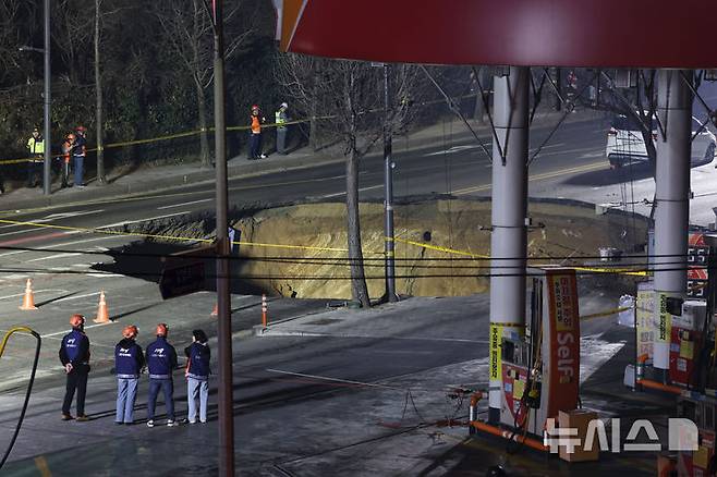 [서울=뉴시스] 김근수 기자 = 24일 서울 강동구 명일동 한 도로에 발생한 대형 싱크홀이 보이고 있다. 2025.03.24. ks@newsis.com