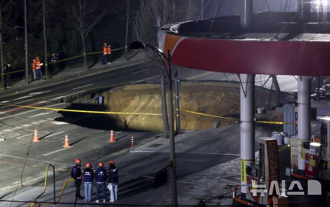 [서울=뉴시스] 김근수 기자 = 24일 서울 강동구 명일동 한 도로에 발생한 대형 싱크홀이 보이고 있다. 2025.03.24. ks@newsis.com