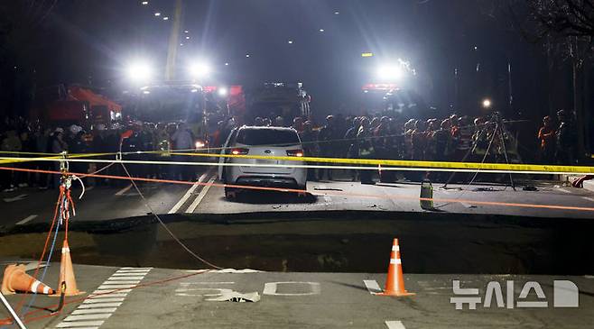 [서울=뉴시스] 김근수 기자 = 24일 서울 강동구 명일동 한 도로에 발생한 대형 싱크홀이 보이고 있다. 2025.03.24. ks@newsis.com