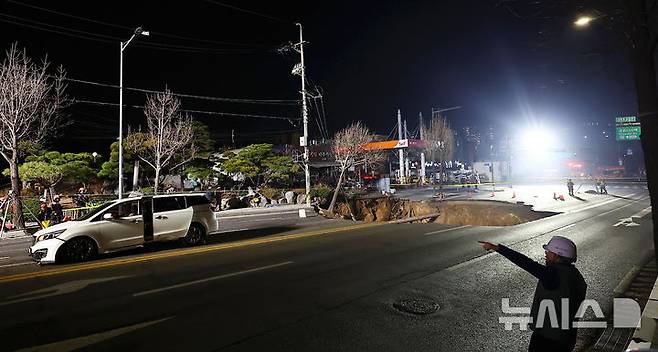 [서울=뉴시스] 김근수 기자 = 24일 서울 강동구 명일동 한 도로에 발생한 대형 싱크홀이 보이고 있다. 2025.03.24. ks@newsis.com