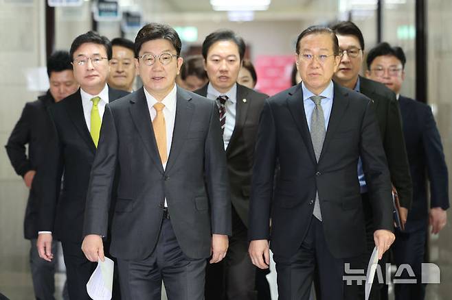 [서울=뉴시스] 권창회 기자 = 권영세(오른쪽) 국민의힘 비상대책위원장과 권성동 원내대표가 24일 오전 서울 여의도 국회에서 열린 한덕수 국무총리 탄핵 기각 관련 기자회견을 하기 위해 이동하고 있다. 2025.03.24. kch0523@newsis.com