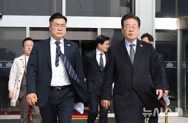 [서울=뉴시스] 고승민 기자 = 더불어민주당 이재명 대표와 박찬대 원내대표 등 지도부가 24일 서울 여의도 국회에서 비공개 최고위원회의를 마친 뒤 국회를 나서고 있다. 2025.03.24. kkssmm99@newsis.com