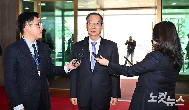 헌법재판소에서 탄핵소추안이 기각되면서 직무에 복귀한 한덕수 국무총리가 24일 오전 서울 종로구 정부서울청사로 출근하며 취재진에 입장을 밝히고 있다. 박종민 기자