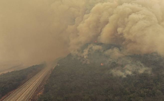 경북 의성군 대형 산불 발생 사흘째인 24일 의성군 점곡면 930번 지방도가 산불로 인해 통제되고 있다. 연합뉴스