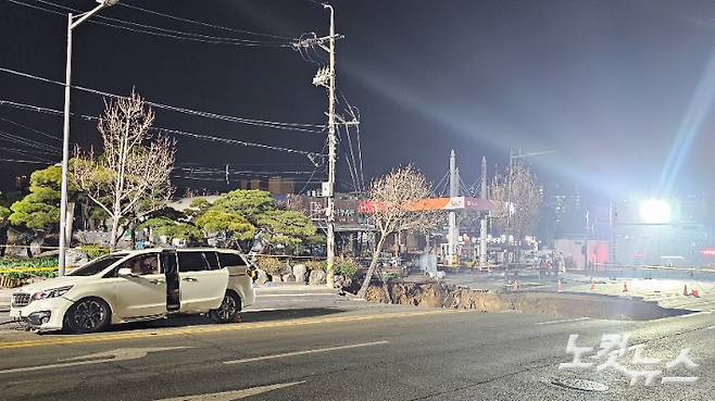 24일 오후 6시 29분쯤 서울 강동구 명일동 대명초등학교 인근 사거리에서 가로 18m, 세로 20m 싱크홀이 발생했다. 나채영 기자