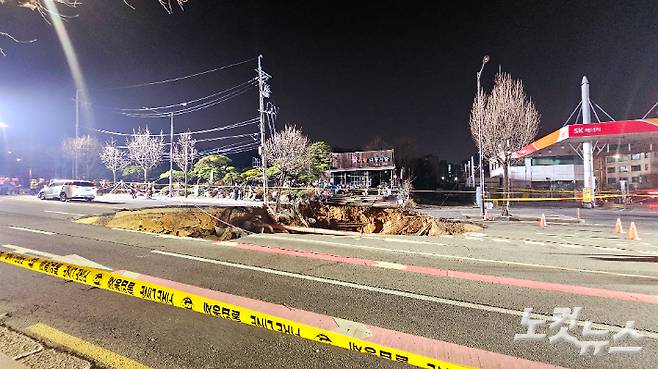 서울 강동구 대명초등학교 인근 사거리에서 차로 4개 정도 크기의 싱크홀 사고가 발생했다. 나채영 기자