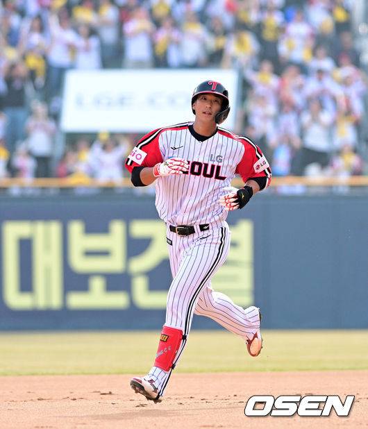 [OSEN=잠실, 지형준 기자] 23일 오후 서울 잠실야구장에서 2025 신한 SOL Bank KBO리그 LG 트윈스와 롯데 자이언츠의 경기가 열렸다.이날 LG는 손주영, 롯데는 박세웅을 선발로 내세웠다.6회말 1사에서 LG 송찬의가 좌월 솔로포를 날리며 그라운드를 돌고 있다. 2025.03.23 / jpnews@osen.co.kr