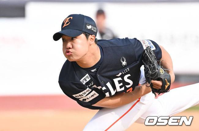 [OSEN=수원, 박준형 기자] 23일 오후 수원KT위즈파크에서 ‘2025 신한 SOL BANK KBO리그’  KT 위즈와 한화 이글스의 경기가 진행됐다.이날 경에서 홈팀 KT는 쿠에바스를, 어웨이팀 한화는 와이스를 선발투수로 내세웠다.8회말 한화 정우주 투수가 역투하고 있다.   2025.03.23 / soul1014@osen.co.kr