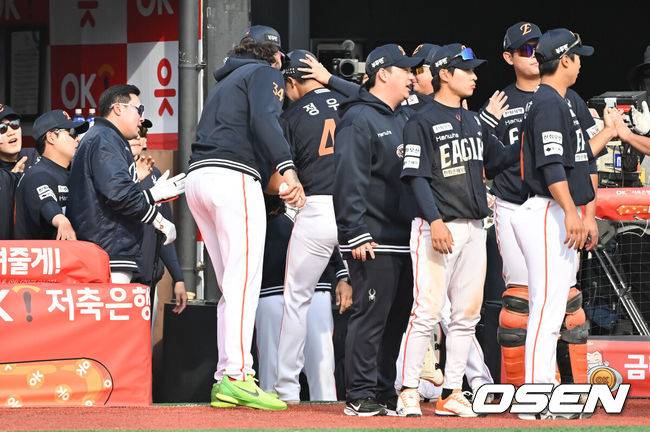 [OSEN=수원, 박준형 기자] 23일 오후 수원KT위즈파크에서 ‘2025 신한 SOL BANK KBO리그’  KT 위즈와 한화 이글스의 경기가 진행됐다.이날 경에서 홈팀 KT는 쿠에바스를, 어웨이팀 한화는 와이스를 선발투수로 내세웠다.8회말 한화 정우주 투수가 삼자범퇴로 KT 공격을 막은뒤 동료들의 축하를 받고 있다.   2025.03.23 /