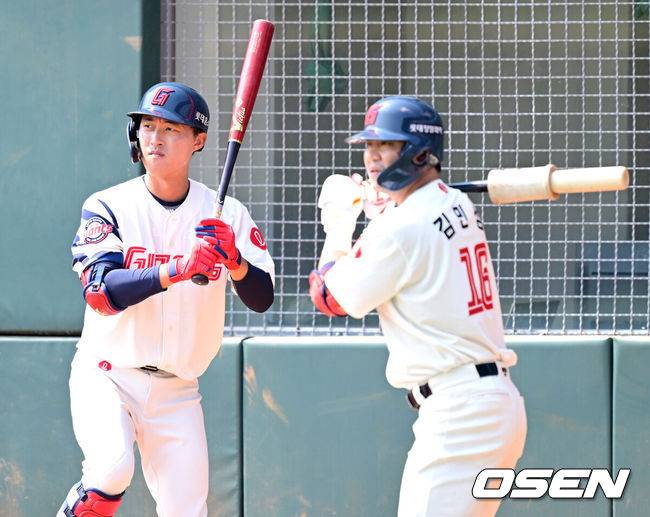 [OSEN=타이난(대만), 최규한 기자] 롯데 퓨처스 선수단이 21일(한국시간) 대만 타이난 아시아-태평양 국제야구센터에서 진행된 2025 시즌 스프링캠프에서 대만 프로야구팀 라쿠텐 몽키스와 연습경기를 가졌다.김용희 퓨처스 감독이 이끄는 선수단은 강도 높은 체력 훈련과 기술 훈련을 소화한 뒤 실전 감각을 끌어올리기 위해 대만 프로팀과&nbsp;9차례 연습경기를 가질 계획이다. 롯데 노진혁(왼쪽)과 김민성이 대기타석에서 1회 타격을 준비하고 있다. 2025.02.21 / dreamer@osen.co.kr