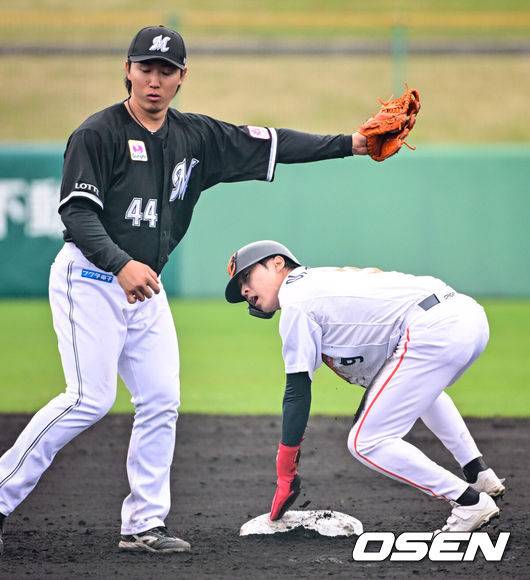 [OSEN=오키나와(일본), 조은정 기자]&nbsp;한화 이글스가 23일(한국시간) 일본 오키나와 오키나와 니시자키 야구장에서 일본프로야구 구단 지바 롯데 마린스와 연습경기를 가졌다. 8회초 2사 1루 한화 이상혁이 2루 도루에 성공하고 있다. 2025.02.23 /cej@osen.co.kr