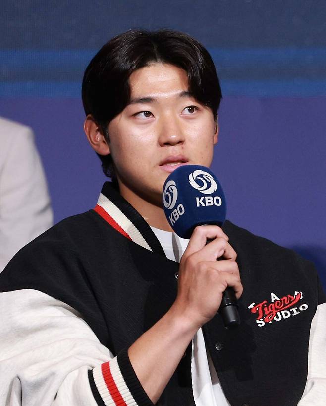 지난 20일 서울 송파구 롯데호텔 월드 크리스탈볼룸에서 열린 2025 신한 SOL Bank KBO 미디어데이에서 KIA 김도영이 각오를 말하고 있다. 뉴시스