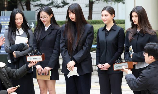 그룹 뉴진스(왼쪽부터 하니, 민지, 혜인, 해린, 다니엘)가 지난 7일 서울 서초구 서울중앙지방법원에서 어도어 측이 멤버들을 상대로 제기한 ‘기획사 지위보전 및 광고계약 체결 등 금지’ 가처분 첫 심문기일을 마친 후 취재진 질문에 답하고 있다. 뉴스1