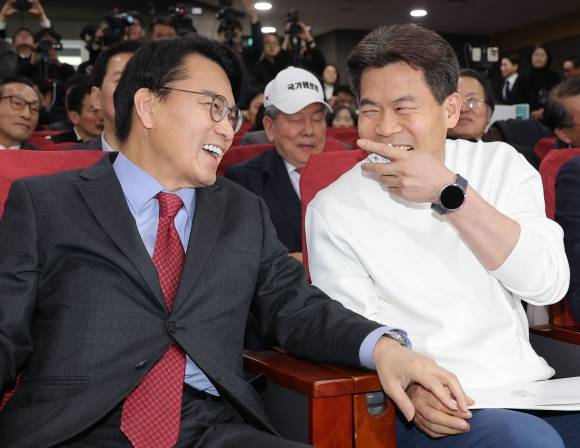 대화 나누는 윤상현-전한길 - 국민의힘 윤상현 의원과 한국사 강사 전한길 씨가 19일 국회 의원회관에서 열린 미래자유연대 국민대토론회에 참석해 대화를 나누고 있다. 2025.3.19 연합뉴스