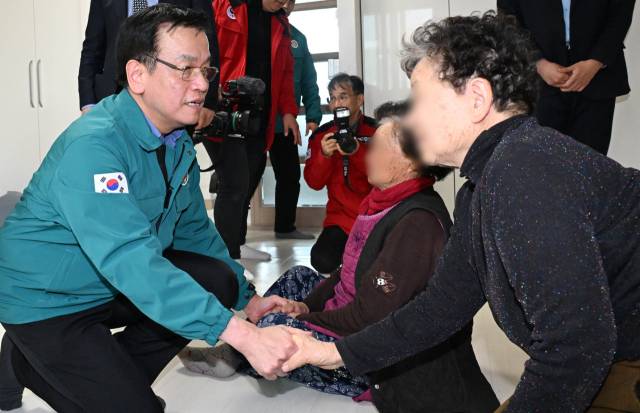 최상목 부총리가 22일 경남 산청군 한국선비문화연구원에 마련된 산불 주민대피소에서 임시 대피 중인 주민을 위로하고 있다. 사진 제공=기재부.