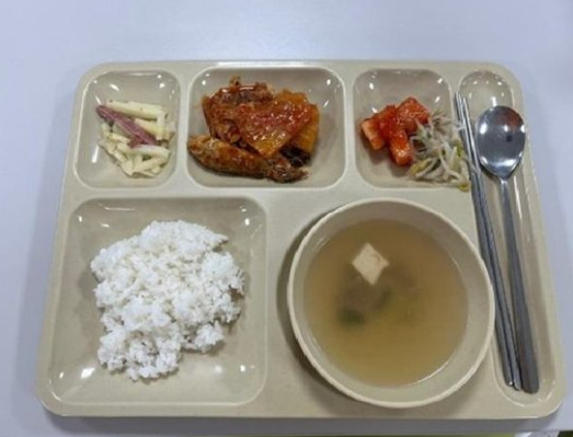 지난해 경북 소재 한 소방서의 저녁 급식, 한병도 의원실 제공