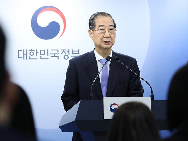 한덕수 국무총리의 탄핵심판 선고 날인 3월24일 서울 종로구 헌법재판소 심판정에 문형배 헌법재판소장 권한대행을 비롯한 재판관들이 입장하고 있다. 헌재는 이날 한 총리에 대한 국회의 탄핵소추를 기각했다. ⓒ 연합뉴스