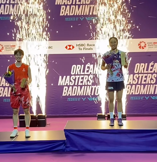 안세영이 오를레앙 마스터스 결승에서 천위페이를 꺾고 우승한 뒤 시상대 가장 높은 곳에 서 있다. 배드민턴토크 SNS