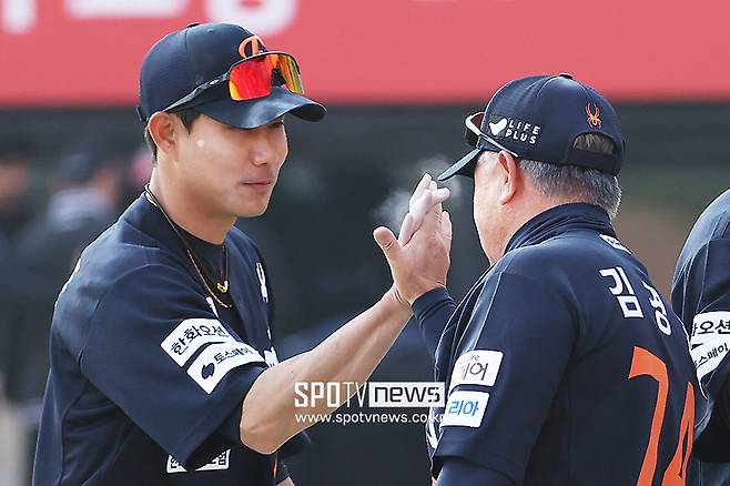 ▲ 심우준은 한화의 느림보 팀 컬러를 바꿔줄 선수로 꼽힌다. 심우준이 김경문 감독과 하이파이브하는 장면. ⓒ곽혜미 기자