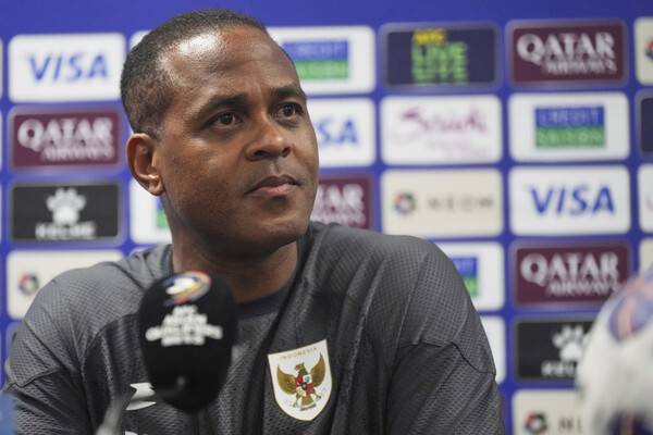 ▲ 인도네시아 축구협회는 신태용 감독을 경질하고 네덜란드 출신 패트릭 클루이베르트(사진 위)를 영입했다. 에릭 토히르(사진 아래 가운데) 축구협회장의 신 감독 경질 명분은 "일부 선수들과의 의사 소통 문제"였다. ⓒ연합뉴스/AP