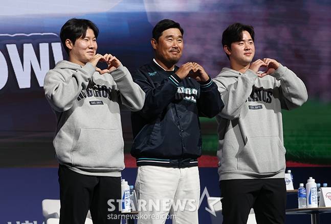 2025 신한 쏠뱅크 KBO 미디어데이가 20일 서울 송파구 롯데호텔 월드에서 열렸다. NC 박민우(왼쪽부터), 이호준 감독, 김형준이 포토타임에 임하고 있다. /사진=김진경 대기자