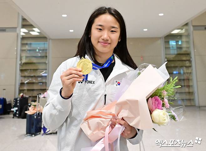 세계배드민턴연맹(BWF) 월드투어 슈퍼 1000 전영오픈 여자 단식에서 우승을 차지한 '라켓의 황제' 안세영(삼성생명)이 18일 오후 인천국제공항을 통해 귀국했다. 메달을 들고 포즈취하는 안세영. 엑스포츠뉴스DB