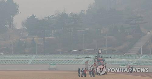짙은 연무에 이륙 지연된 산불 진화 헬기     (의성=연합뉴스) 윤관식 기자 = 경북 의성군 대형 산불 발생 사흘째인 24일 의성군 종합운동장에서 산불 진화 헬기가 산불로 인한 짙은 연무 탓에 이륙이 지연되고 있다. 2025.3.24
    psik@yna.co.kr