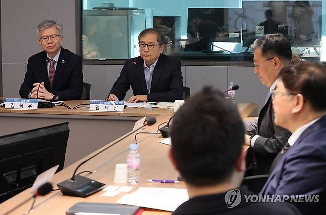 개회사 하는 안덕선 의협 의료정책연구원장 (서울=연합뉴스) 이정훈 기자 = 안덕선 의협 의료정책연구원장이 24일 서울 용산구 대한의사협회에서 열린 의료정책포럼 '의과대학 증원과 의학교육의 문제'에서 개회사를 하고 있다. 2025.3.24 uwg806@yna.co.kr