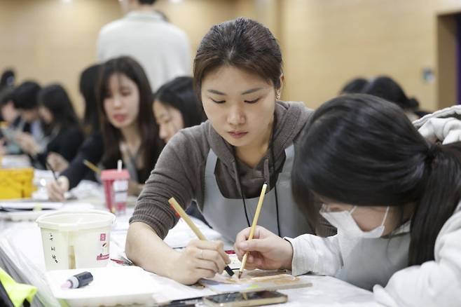 벤츠 한성자동차가 지난22일 하이서울유스호스텔에서 미술영재장학사업 드림그림 장학생 대상 아티스트 멘토링 교육 성황리 종료했다. 사진=한성자동차