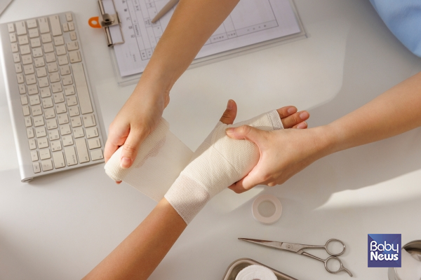 '콜레스 골절(Colles Fracture)'이 전체 손목 골절의 약 90%를 차지하는 이유는, 사람이 넘어지면서 땅에 닿는 순간, 반사 신경이 빠르게 작용하면서, 대부분 손바닥으로 땅바닥을 딛기 때문이다. ⓒ베이비뉴스