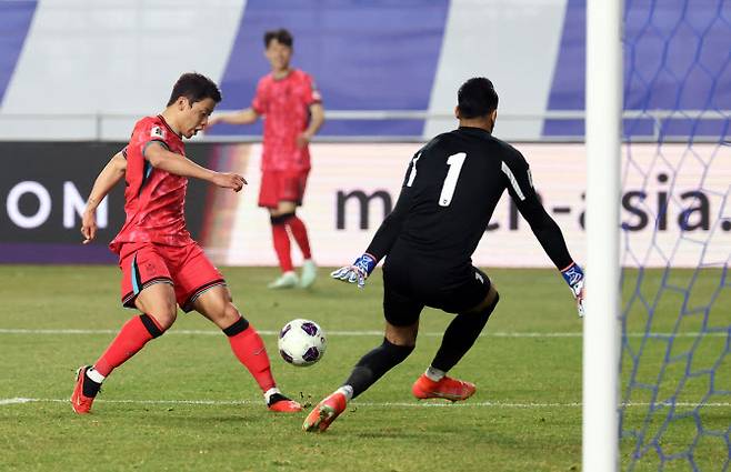 25일 수원월드컵경기장에서 열린 2026 북중미 월드컵 아시아 3차 예선 B조 8차전 대한민국과 요르단의 경기. 황희찬이 요르단 문전에서 슛을 하고 있다. 사진=연합뉴스