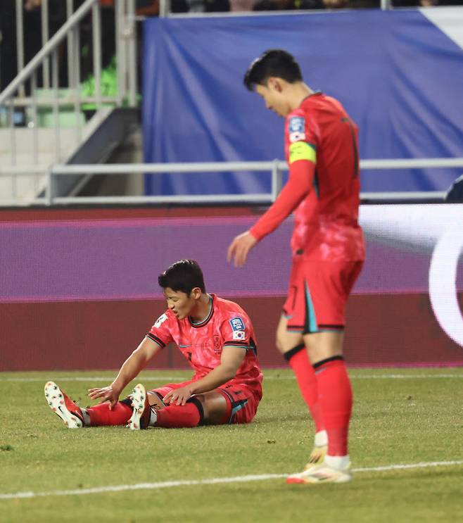 25일 경기도 수원시 수원월드컵경기장에서 열린 2026 북중미 월드컵 아시아 3차 예선 B조 8차전 대한민국과 요르단의 경기. 전반전 요르단의 반칙에 넘어진 황희찬이 그라운드에 앉아있다. 사진=연합뉴스