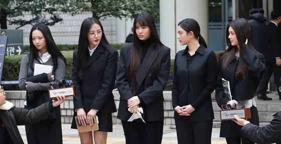 걸그룹 뉴진스(NJZ)가 7일 서울 서초구 서울중앙지방법원에서 열린 '기획사 지위보전 및 광고계약 체결 등 금지' 가처분 신청의 심문기일을 마친 뒤 법원 청사를 나서며 취재진 질문에 답하고 있다. 〈사진=연합뉴스〉