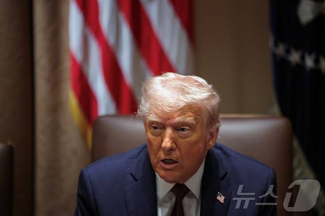 도널드 트럼프 미국 대통령이 24일(현지시간) 미국 워싱턴DC 백악관에서 열린 각료 회의에서 발언하고 있다. ⓒ 로이터=뉴스1 ⓒ News1 류정민 특파원