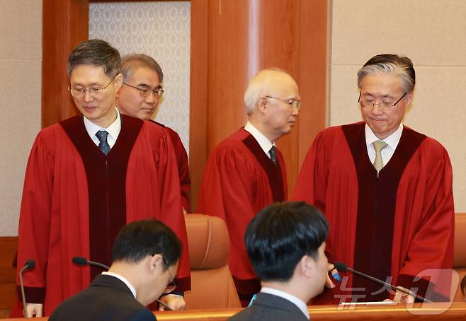 24일 서울 종로구 헌법재판소 대심판정에서 열린 한덕수 국무총리 탄핵심판에 헌법재판관들이 입장하고 있다. 헌재는 이날 한 총리에 대한 국회의 탄핵소추를 기각했다. (공동취재) 2025.3.24/뉴스1 ⓒ News1 박정호 기자