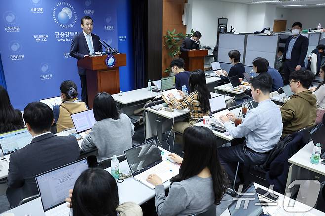 이세훈 금융감독원 수석부원장이 25일 오전 서울 영등포구 여의도 금감원에서 기업은행에서 발생한 882억원 규모의 부당 대출 건에 대한 검사 결과 브리핑을 하고 있다. 2025.3.25/뉴스1 ⓒ News1 민경석 기자
